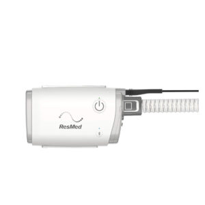 Máy trợ thở ResMed AirMini AutoSet kết nối dây thở và hoạt động ổn định với công nghệ AutoSet tự động điều áp