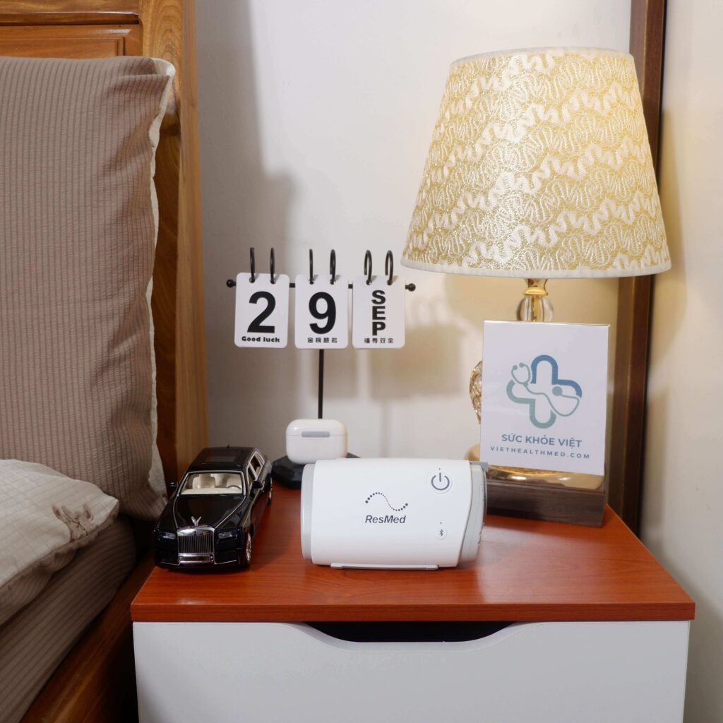 Máy trợ thở ResMed AirMini với thiết kế siêu nhỏ gọn nằm gọn trong lòng bàn tay.