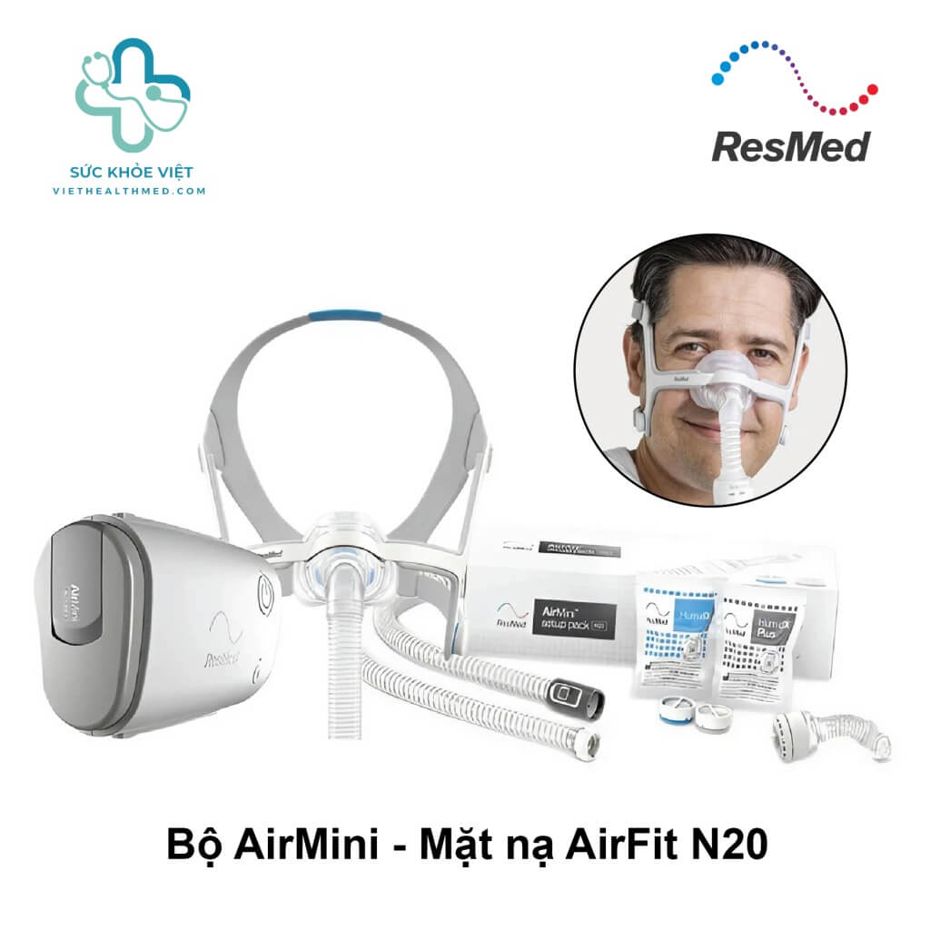 Bộ sản phẩm máy trợ thở ResMed AirMini kết hợp cùng mặt nạ mũi AirFit N20 và bộ tạo ẩm HumidX.