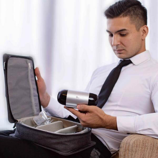 Người dùng chuẩn bị máy CPAP du lịch BMC M1 Mini trước chuyến công tác để duy trì điều trị ngưng thở khi ngủ.
