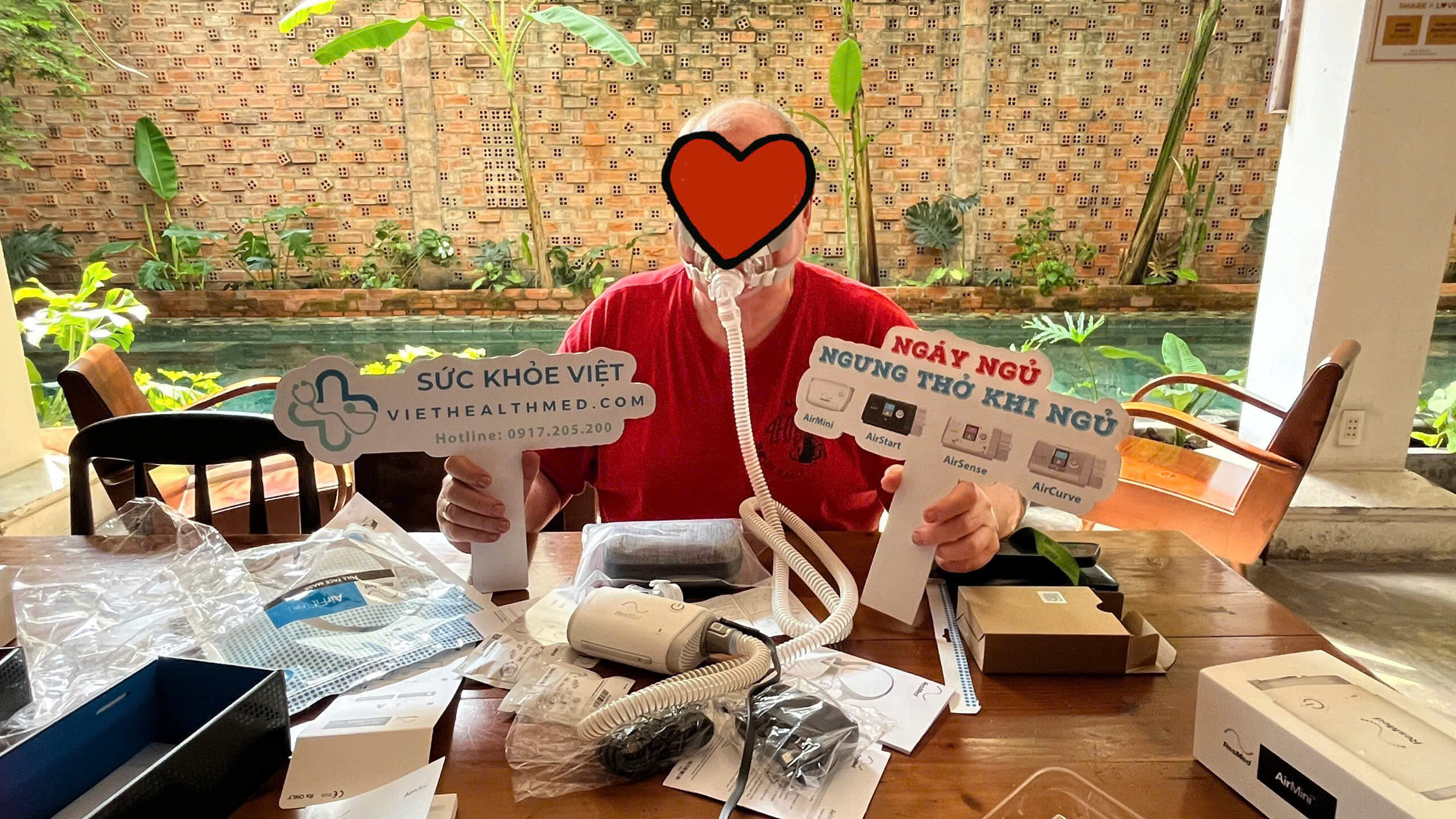 Personalized mask fitting process during a short-term CPAP machine rental in Ho Chi Minh City to ensure stable airway pressure and comfort.