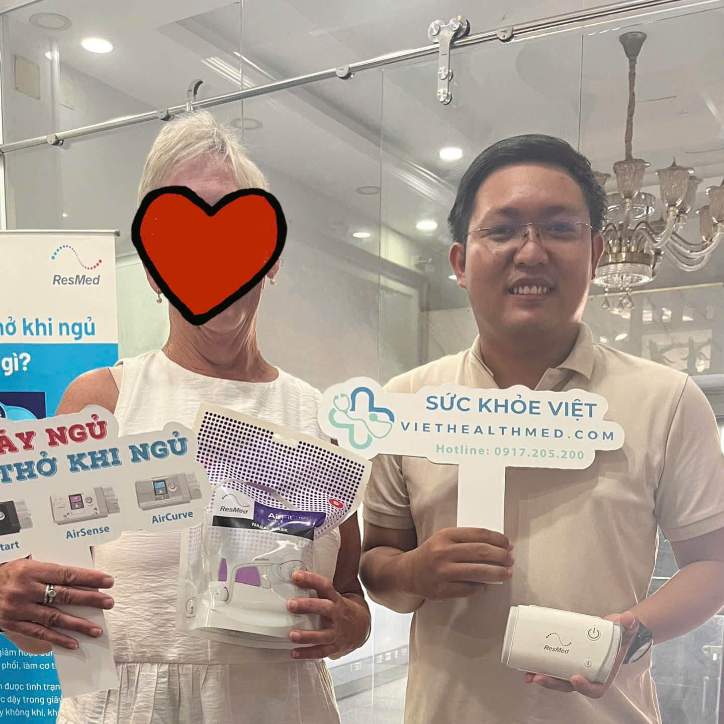 VIETHEALTHMED specialist providing a professional CPAP machine rental in Ho Chi Minh City for an expat patient with personalized clinical guidance.