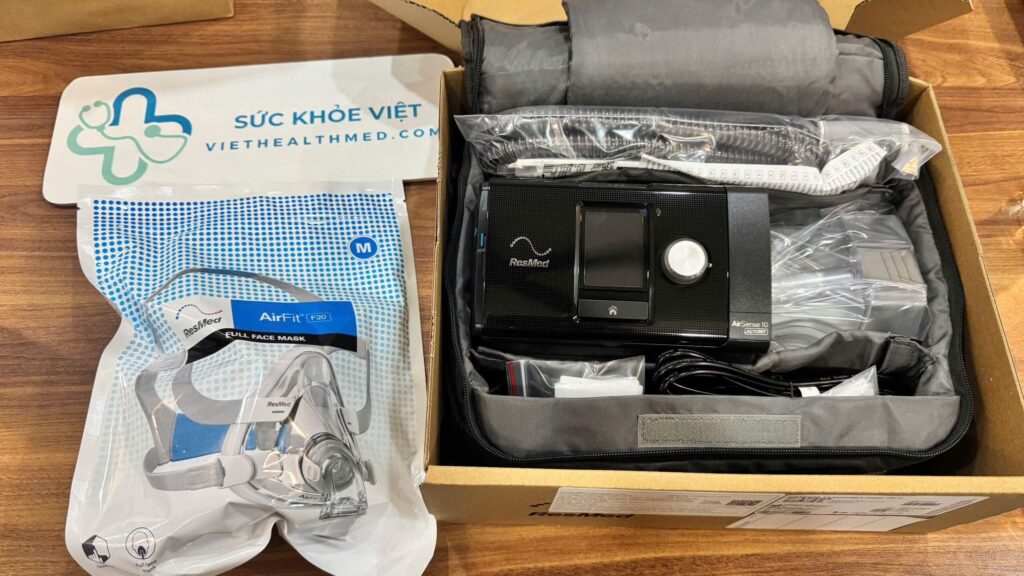 Máy trợ thở CPAP ResMed AirSense 10 cùng mặt nạ và phụ kiện, minh họa cho các dòng máy CPAP phổ biến được đề cập trong bảng giá.