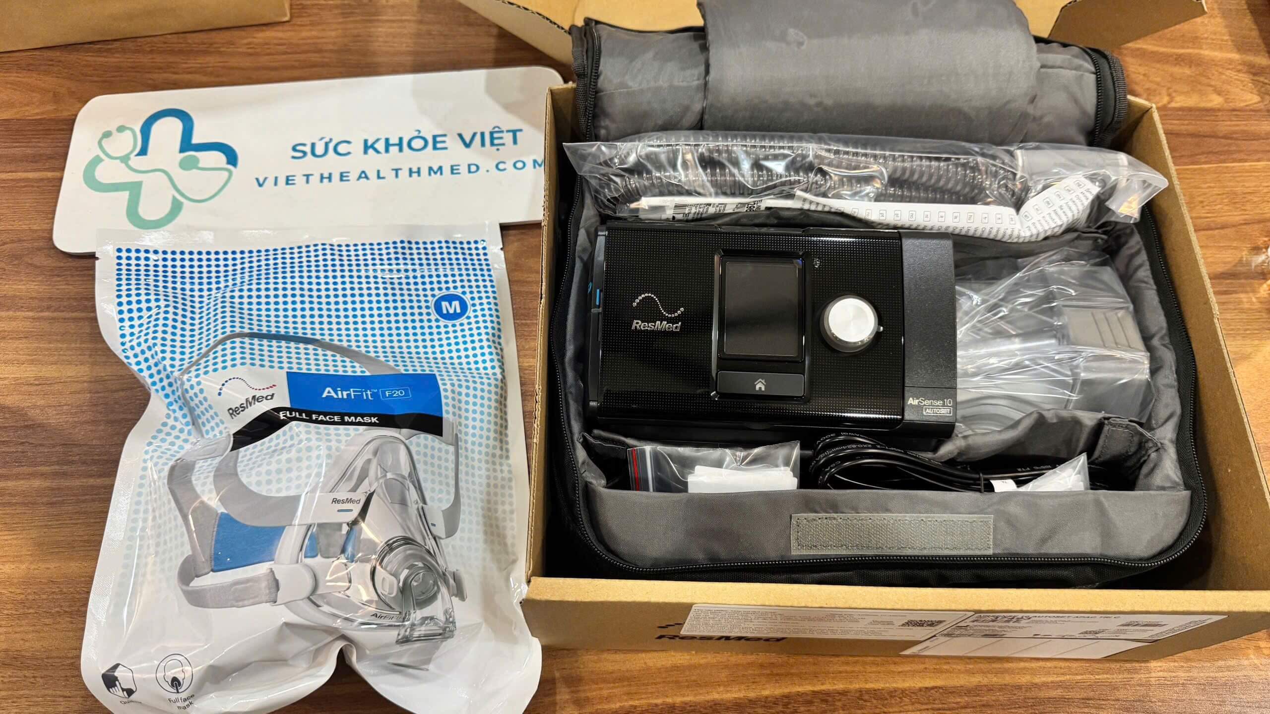 Máy trợ thở CPAP ResMed AirSense 10 cùng mặt nạ và phụ kiện, minh họa cho các dòng máy CPAP phổ biến được đề cập trong bảng giá.