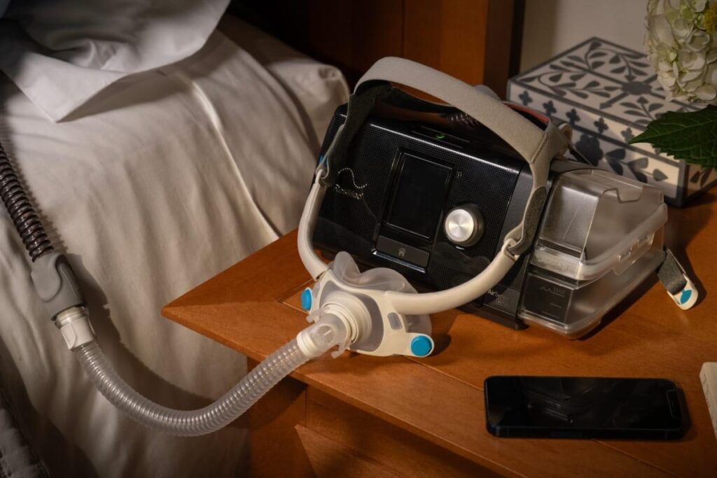 COPD và ngưng thở khi ngủ có thể đồng thời xuất hiện ở một người bệnh, làm gia tăng các rối loạn hô hấp và giảm oxy máu trong thời gian ngủ.