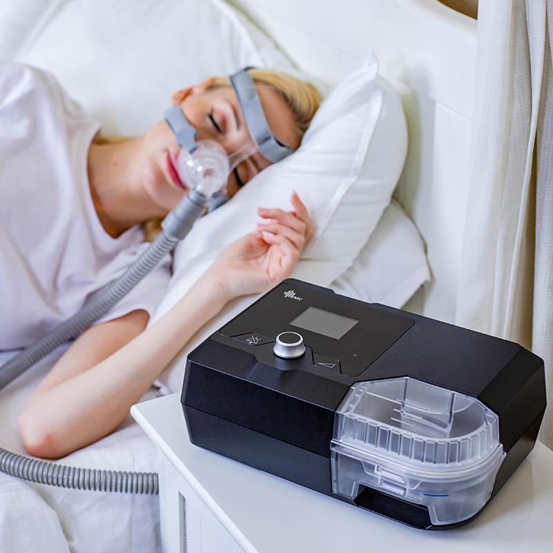 Người bệnh sử dụng liệu pháp PAP trong khi ngủ nhằm duy trì đường thở và hỗ trợ điều trị ngưng thở khi ngủ do tắc nghẽn.