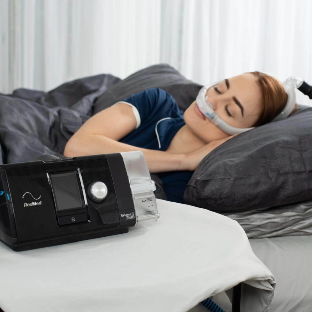 Liệu pháp APAP cung cấp áp lực đường thở dương qua mặt nạ và có thể tự điều chỉnh mức áp lực theo những thay đổi trong hô hấp khi ngủ.