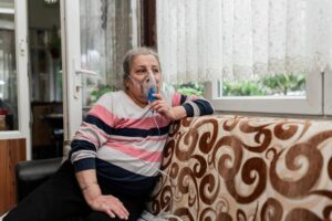 COPD có thể gây khó thở kéo dài và ảnh hưởng đến sinh hoạt hằng ngày. Việc đánh giá chức năng hô hấp giúp xác định người bệnh có cần hỗ trợ bằng thiết bị hay không.