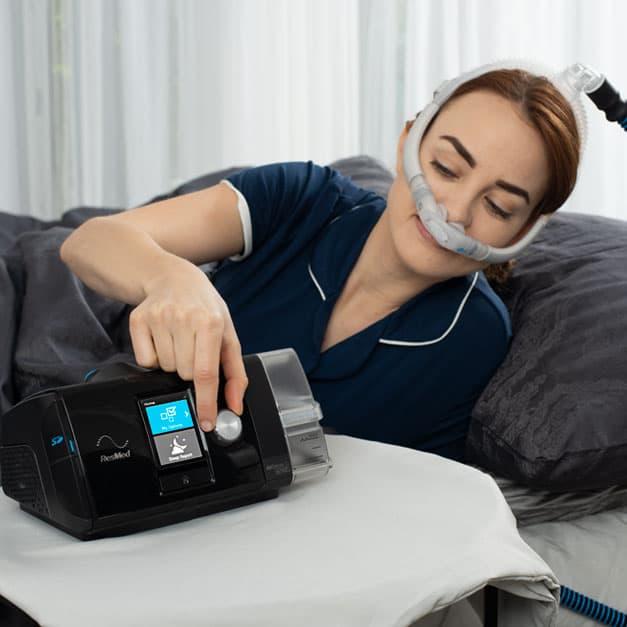 Khi thời tiết thay đổi và việc sử dụng CPAP trở nên kém thoải mái, người dùng nên kiểm tra độ kín của mặt nạ, kết nối ống dẫn và tình trạng hoạt động của thiết bị. Đồng thời, cần duy trì môi trường ngủ phù hợp và theo dõi các dấu hiệu bất thường. Không tự ý điều chỉnh áp lực máy nếu chưa có hướng dẫn từ nhân viên y tế.