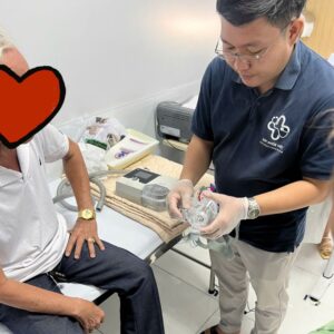 Hướng dẫn sử dụng máy CPAP đúng cách giúp người dùng làm quen với thiết bị, kiểm tra mặt nạ và các thao tác cơ bản trước khi bắt đầu điều trị tại nhà. Việc được hướng dẫn rõ ràng ngay từ đầu cũng giúp người dùng biết cách xử lý những vấn đề thường gặp trong quá trình sử dụng.