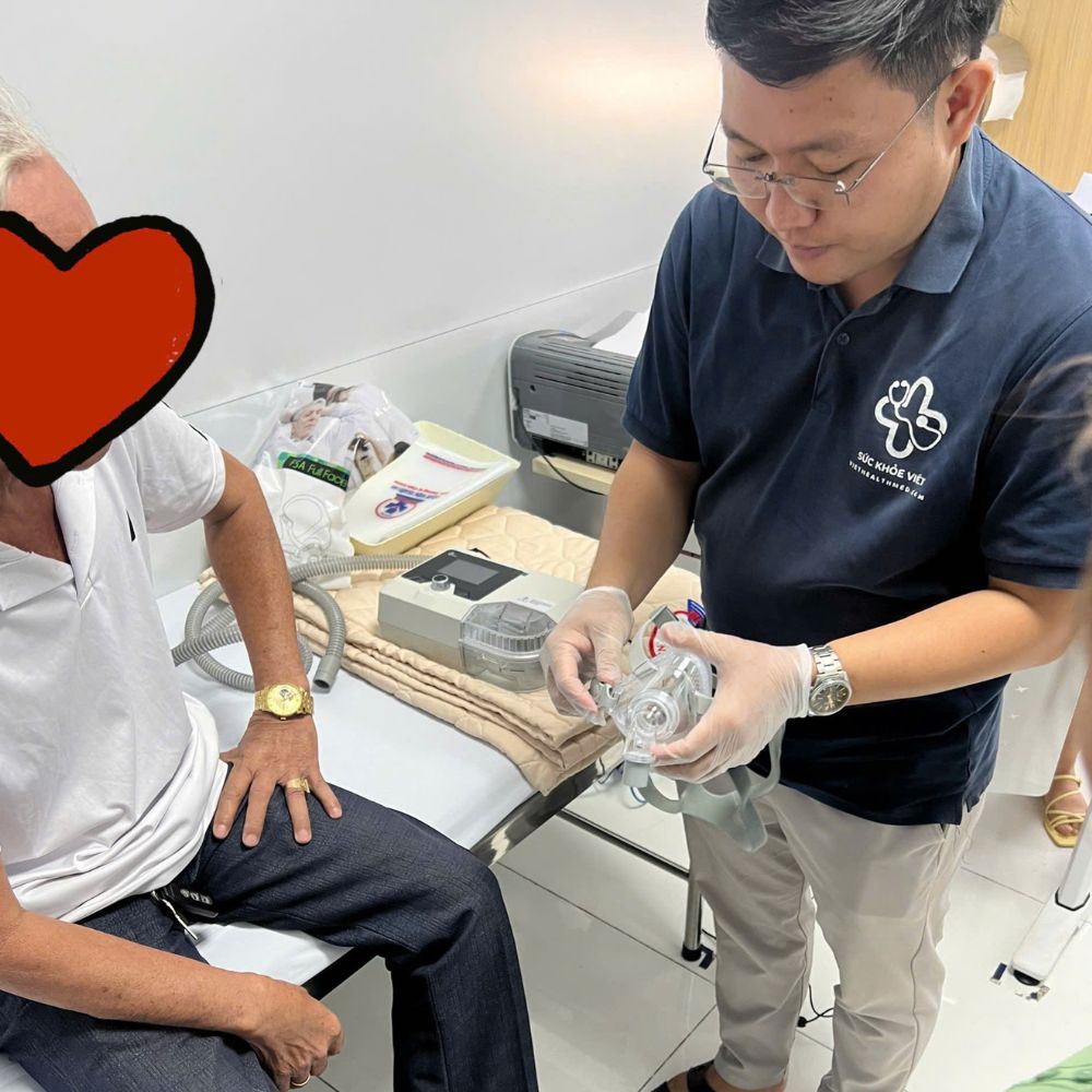 Hướng dẫn sử dụng máy CPAP đúng cách giúp người dùng làm quen với thiết bị, kiểm tra mặt nạ và các thao tác cơ bản trước khi bắt đầu điều trị tại nhà. Việc được hướng dẫn rõ ràng ngay từ đầu cũng giúp người dùng biết cách xử lý những vấn đề thường gặp trong quá trình sử dụng.