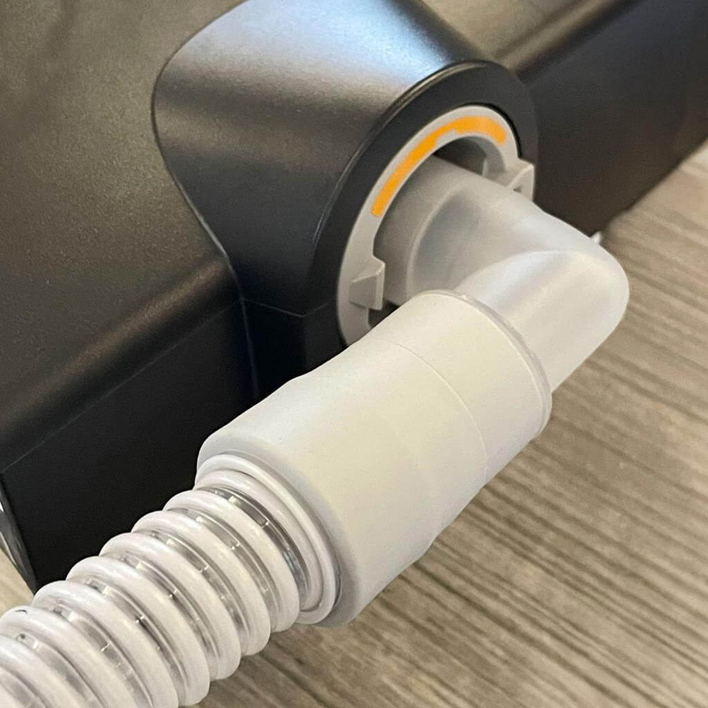 Mặt nạ, ống thở và các khớp nối là những vị trí nên kiểm tra đầu tiên khi máy CPAP phát ra tiếng rít hoặc tiếng xì khác thường. Cần phân biệt tiếng khí thoát qua lỗ thông khí được thiết kế sẵn với tiếng rò khí do mặt nạ hoặc đầu nối không kín.