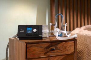 Tiếng kêu bất thường từ máy CPAP có thể liên quan đến mặt nạ bị hở, ống thở lắp chưa khít hoặc thân máy rung khi vận hành. Cần xác định vị trí phát ra âm thanh trước khi lựa chọn cách xử lý.