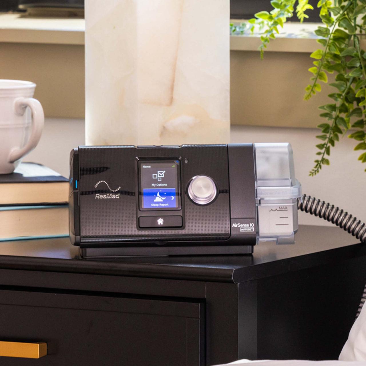 Bình làm ẩm trên máy CPAP là bộ phận chứa nước để bổ sung độ ẩm cho luồng khí. Loại nước phù hợp cần được xác định theo hướng dẫn của nhà sản xuất, thay vì mặc định mọi thiết bị đều có cùng yêu cầu.