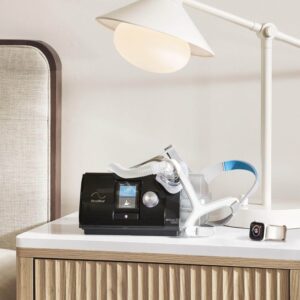 Máy thở CPAP tại nhà cần được bố trí cùng các phụ kiện tương thích như mặt nạ và dây dẫn khí để tạo thành hệ thống hỗ trợ điều trị ngưng thở khi ngủ. Tùy cấu hình máy và nhu cầu sử dụng, người dùng có thể cần thêm bộ tạo ẩm hoặc phụ kiện thay thế phù hợp.