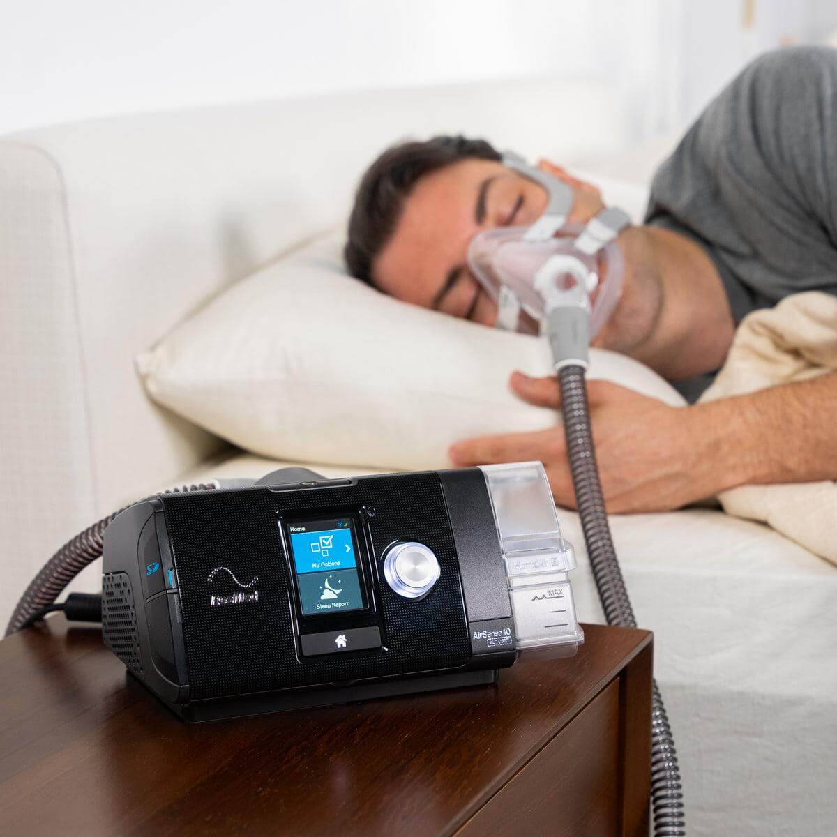 CPAP thường được sử dụng để điều trị ngưng thở tắc nghẽn khi ngủ, trong khi một số người mắc COPD có tình trạng giảm thông khí hoặc tăng CO₂ mạn tính có thể cần phương pháp hỗ trợ thông khí khác. Việc lựa chọn thiết bị phụ thuộc vào đánh giá lâm sàng.