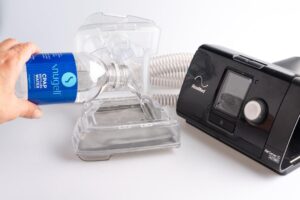 Khi lựa chọn nước cho bình làm ẩm CPAP, người dùng cần phân biệt nước cất với nước lọc và nước đun sôi để nguội. Các loại nước này không mặc nhiên thay thế được cho nhau; cần kiểm tra hướng dẫn của đúng model để biết loại nước được phép sử dụng và hạn chế cặn khoáng trong bình.