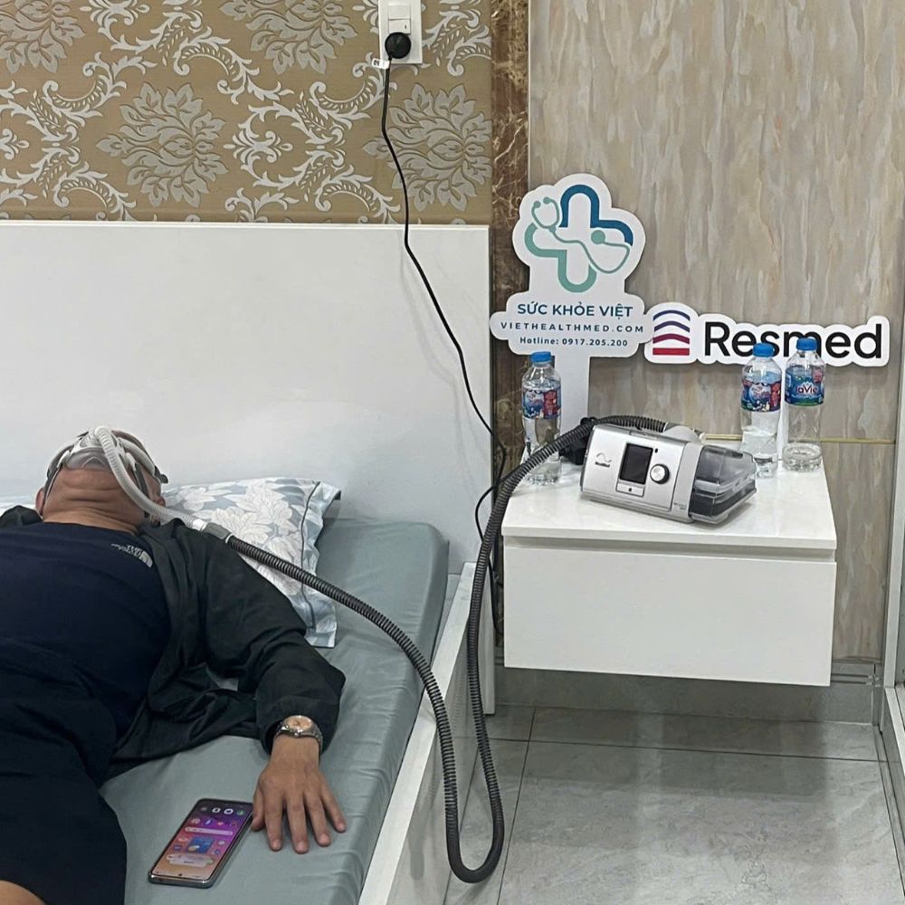 Khi lựa chọn nơi cung cấp máy CPAP, người mua nên quan tâm đồng thời đến hướng dẫn bàn giao thiết bị, chính sách bảo hành và khả năng tiếp nhận yêu cầu hỗ trợ sau mua. Những thông tin này giúp gia đình đánh giá mức độ phù hợp của đơn vị cung cấp thay vì chỉ so sánh giá bán hoặc lựa chọn máy theo quảng cáo.