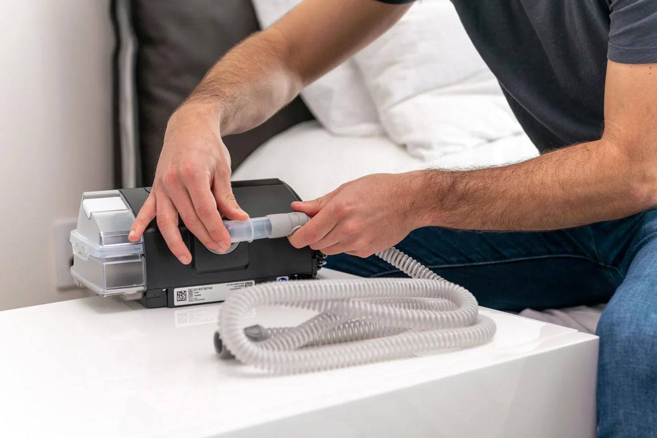 Vệ sinh phụ kiện theo hướng dẫn của nhà sản xuất, kiểm tra các đầu nối và thay thế bộ phận đã hư hỏng khi cần có thể giúp hạn chế một số nguyên nhân gây tiếng ồn. Nếu máy vẫn kêu bất thường sau khi kiểm tra bên ngoài, người dùng nên liên hệ kỹ thuật viên thay vì tự tháo máy.